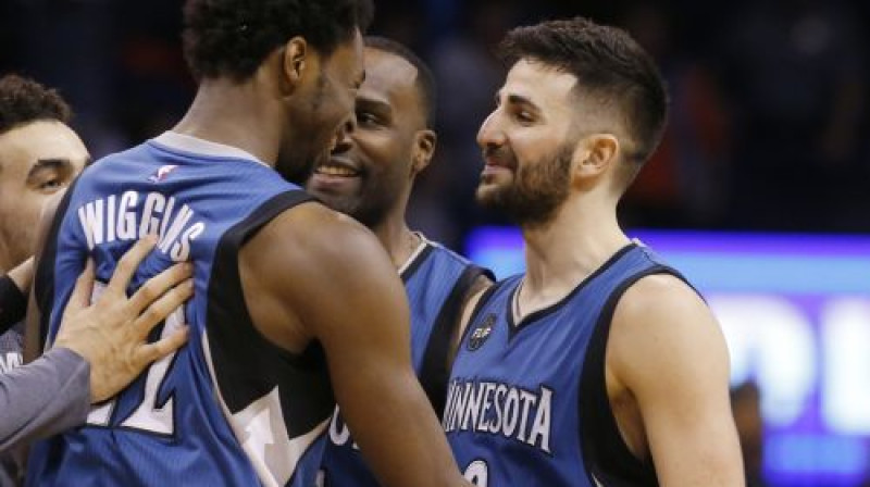 Endrjū Viginss apsveic Rikiju Rubio ar uzvaras metienu Oklahomsitijā
Foto: AP/Scanpix