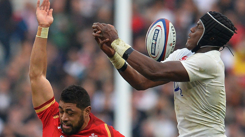 Pret Velsu Maro Itodže dominēja visur: gan gaisā, gan uz zemes. 
Foto: AFP/Scanpix