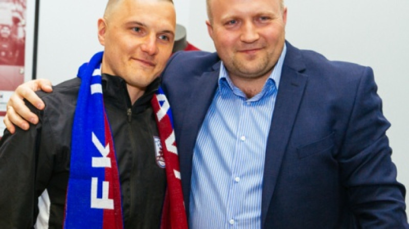 Dmitrijs Kalašņikovs un "Jelgavas" prezidents Māris Peilāns
Foto: Raitis Supe, jelgavasvestnesis.lv