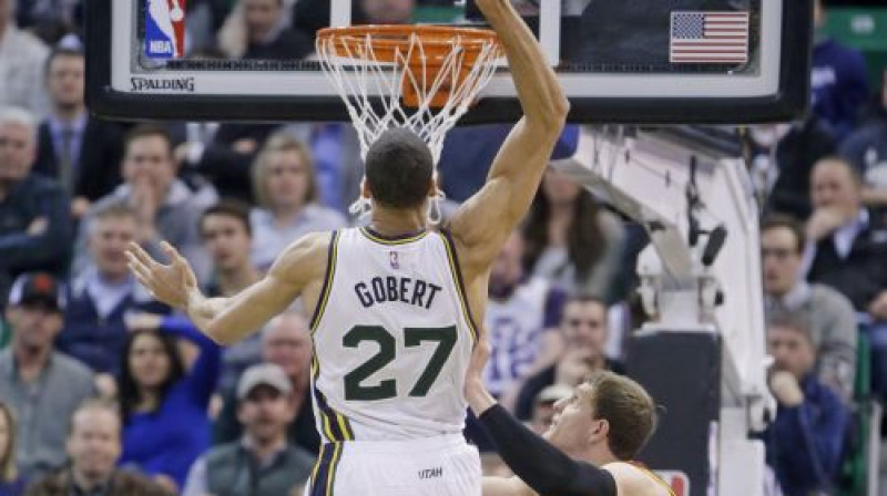 Jūtas centrs Rudijs Gobērs uzbrukumā "Cavaliers" grozam
Foto: AP/Scanpix