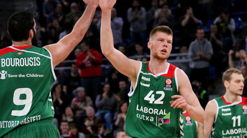Joannis Burusis un Dāvis Bertāns. 
Foto: baskonia.com
