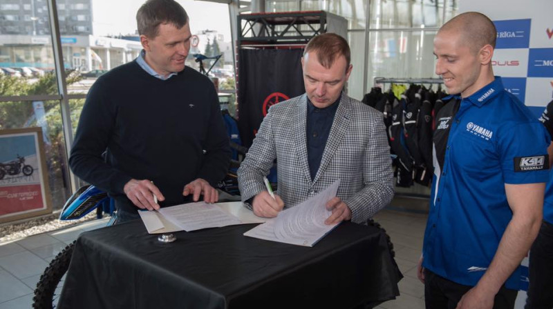 Kristers Serģis ar Māri Martinsonu paraksta līgumu
Foto: facebook.com/MxModuls
