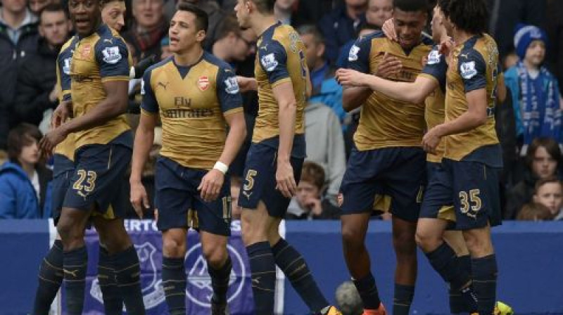 ''Arsenal'' līksmo pēc Aleksa Ivobi gūtajiem vārtiem
Foto: AFP/Scanpix
