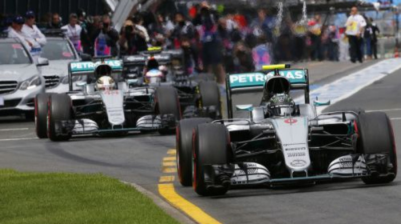 "Mercedes" formulas izbrauc Melburnas trasē
Foto: HZ/SIPA/Scanpix