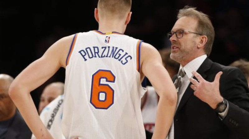 Kristaps Porziņģis uzklausa Kurtu Rembisu minūtes pārtraukumā
Foto: AP/Scanpix