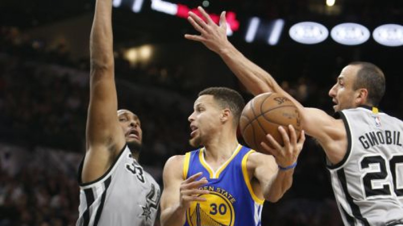 Boriss Diavs un Manu Džinobili neļauj izvērsties Stefenam Karijam
Foto: AFP/Scanpix