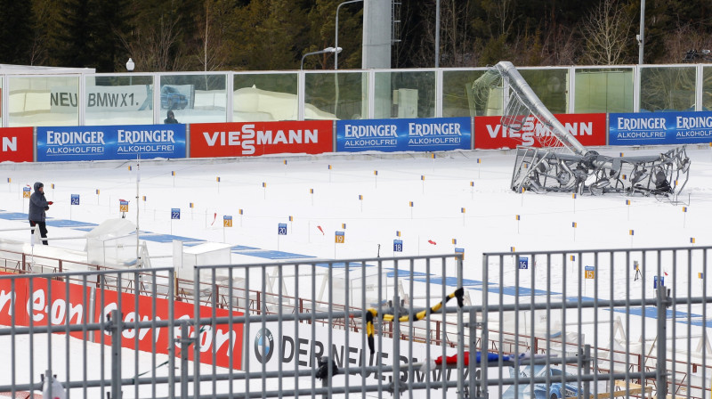 Vējš Hantimansijskas trasē nogāzis apgaismojumu 
Foto: AP/Scanpix