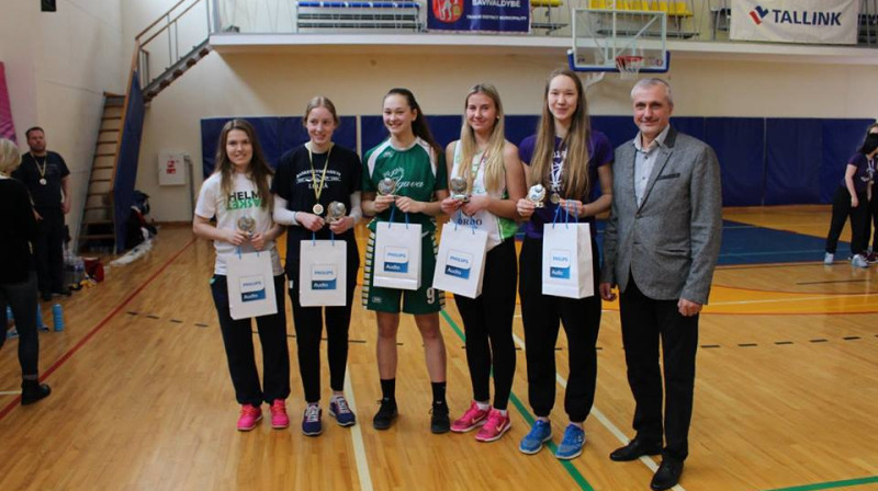 Traķu posma simboliskais piecinieks un Eiropas meiteņu basketbola līgas prezidents Igo Zanders
Foto: EYBL