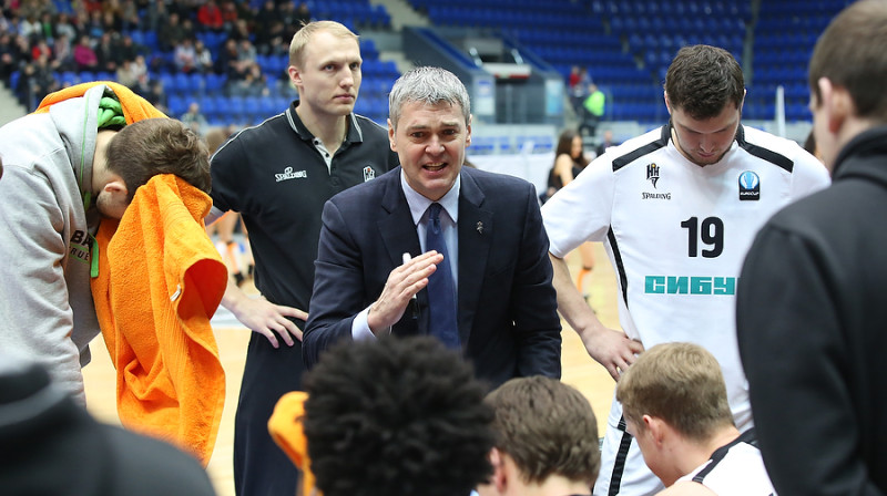 Oskars Ernšteins (fonā) un Ainars Bagatskis 
Foto: nn-basket.ru