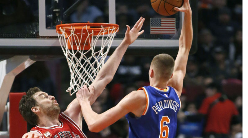 Kristaps Porziņģis danko pāri Pau Gazolam
Foto: AP/Scanpix
