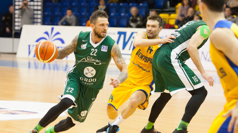 Armands Šķēle un Kristaps Janičenoks 
Foto: bkvalmiera.lv