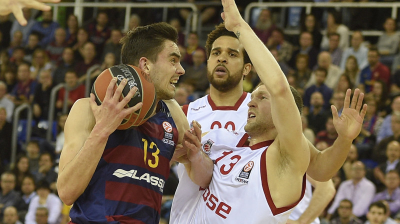 Jānis Strēlnieks cīņā ar Barselonas aizsargu Tomašu Satoranski
Foto: AFP/Scanpix