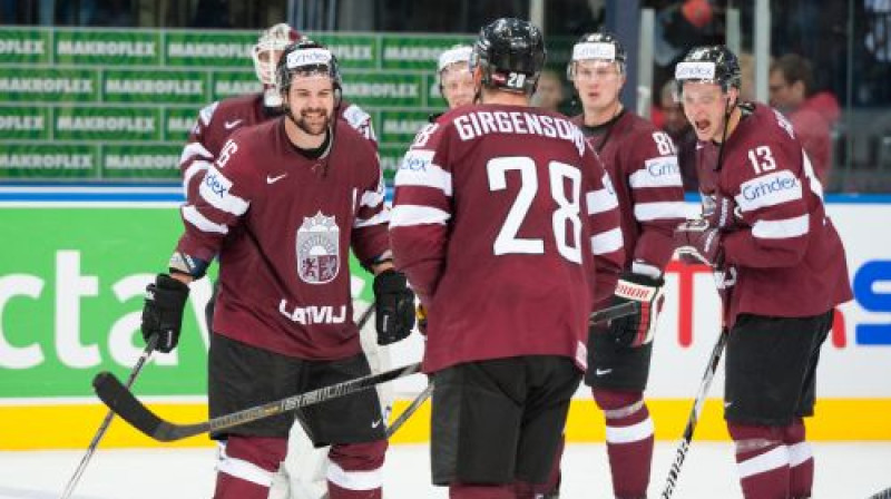Kaspars Daugaviņš un Zemgus Girgensons
Foto: Romāns Kokšarovs, Sporta Avīze, f64