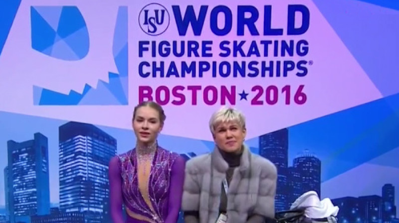 Angelina Kučvaļska un trenere Jekaterina Platonova 
Foto: Eurosport / ISU