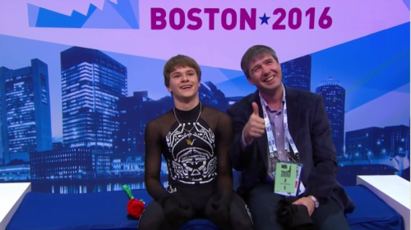 Deniss Vasiļjevs un treneris Aleksejs Urmanovs 
Foto: Arena / ISU