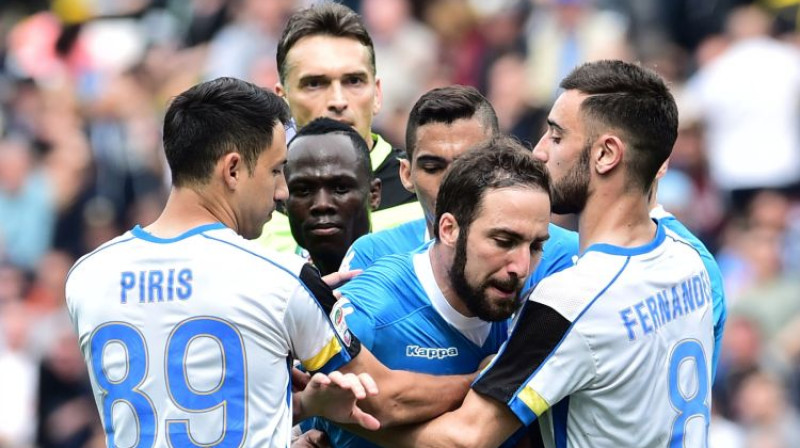 Gonsalo Igvains brīdi pēc noraidījuma saņemšanas
Foto: AFP/Scanpix