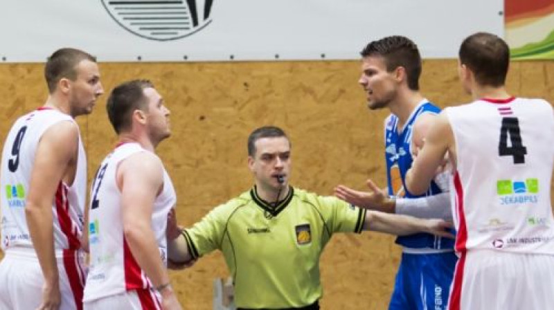 Endrū Šmits iesaistās asumos ar "Jēkabpils" spēlētājiem
Foto: BK Jēkabpils