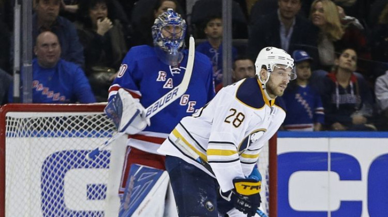 Henriks Lundkvists un Zemgus Girgensons
Foto: AP/Scanpix