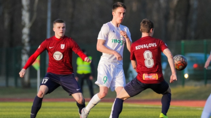 Dāvis Ikaunieks starp "Jelgavas" spēlētājiem
Foto: Raitis Supe