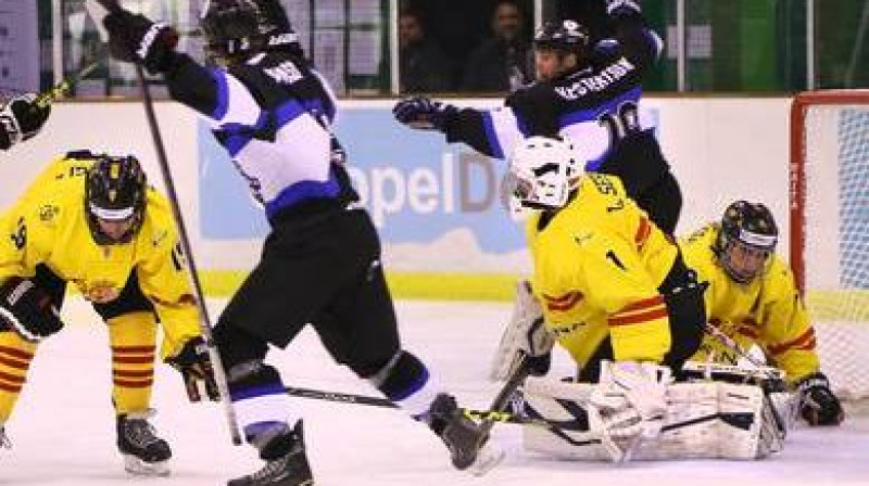 Igaunijas U-18 hokejisti priecājas par vārtu guvumu pret Spāniju
Foto: iihf.com