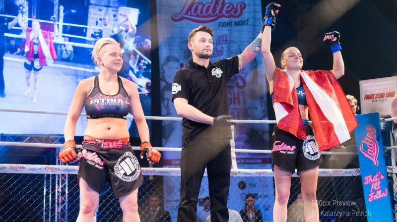 Valērija Sotčenko (no labās) pēc uzvaras pār Magdalēnu Oļesku
Foto: Sev Arch