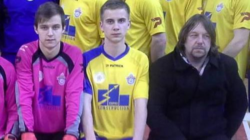 Ainars Seļickis (pa labi) ar "Saldus" spēlētājiem