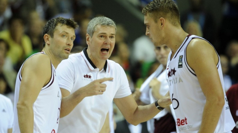 Ainars Bagatskis ar Kristapu Janičenoku un Rolandu Freimani
Foto: Romāns Kokšarovs, f64