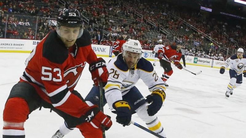 Zemgus Girgensons cīņā pret "Devils"
Foto: AP/Scanpix