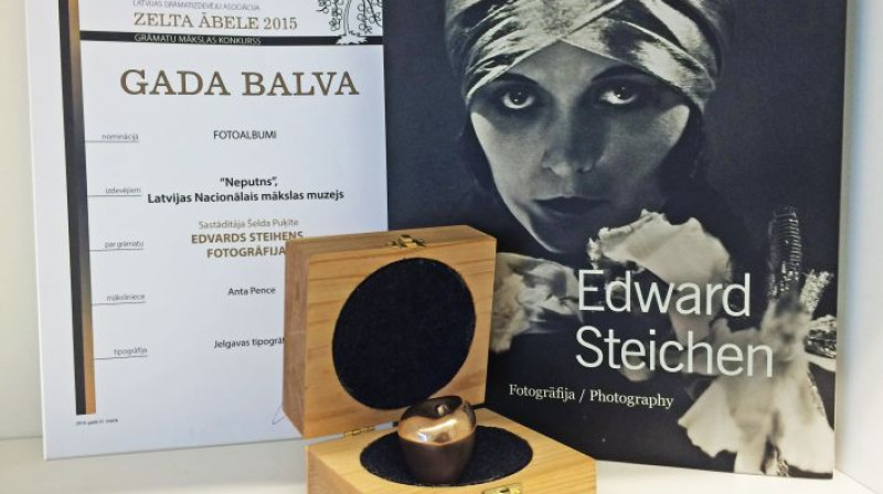 Apbalvojums Latvijas Nacionālajam mākslas muzejam grāmatu mākslas konkursā “Zelta ābele 2015” par izdevumu “Edvards Steihens. Fotogrāfija / Photography”. 2016.
Foto: Annija Sauka