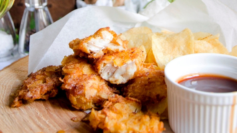 FISH & CHIPS ar čedaras siera un sīpolu katliņčipsiem