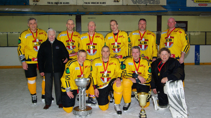 Hokeja komanda "Vecmeistars" ar uzvarētāja kausu