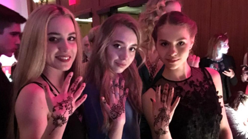 Aleksandra Golovkina (Lietuva), Jeļena Radionova (Krievija) un Angelina Kučvaļska (Latvija) pasaules čempionāta noslēguma banketā 
Foto: instagram.com/angeliiinaa__