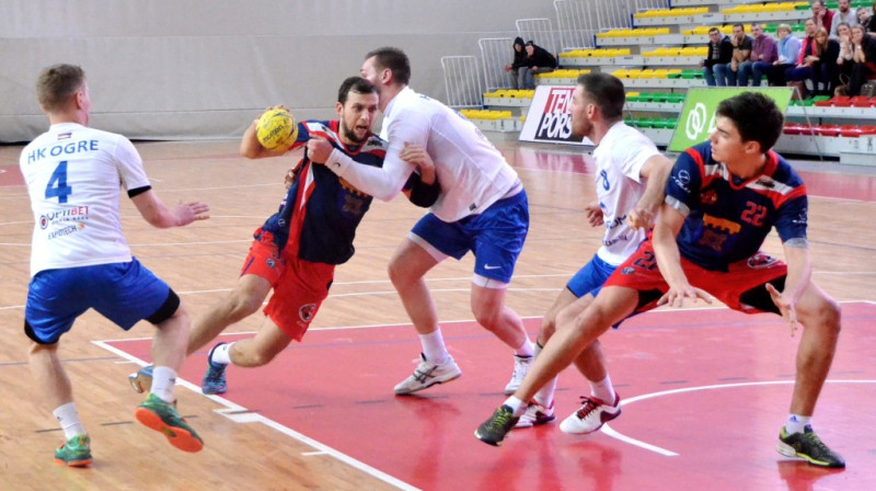 Nils Kreicbergs (ar bumbu) uzbrukumā
Foto: Andris Pintāns