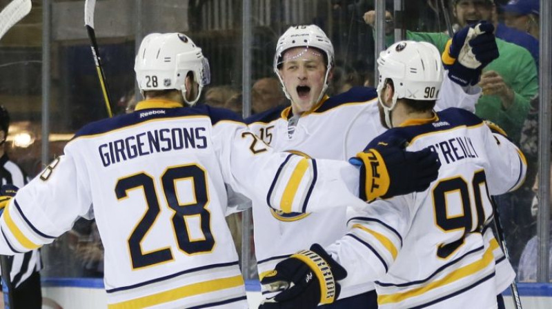 Zemgus Girgensons, Džeks Aikels un Raiens O`Railijs
Foto: AP/Scanpix