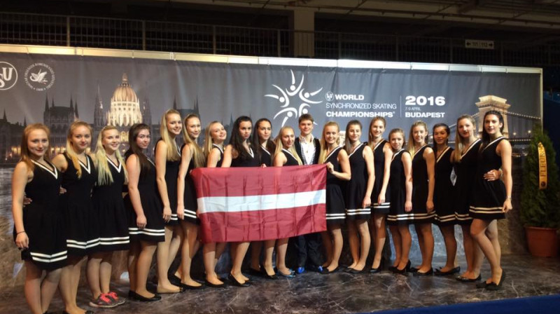 Latvijas sinhronās daiļslidošanas komanda un Deniss Vasiļjevs 
Foto: Synchronized Skating team "Latvia"