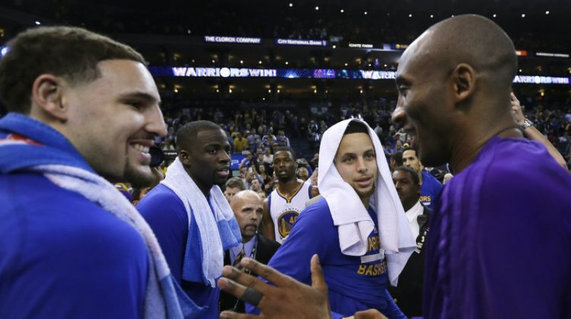 "Warriors" spēlētāji un Kobe Braients var smaidīt - par viņu maču apmeklēšanu cilvēki gatavi maksāt iespaidīgas summas
Foto: AP/Scanpix