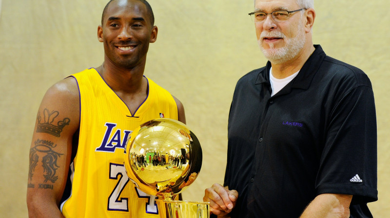 Kobe Braients un Fils Džeksons 2010. gada 25. septembrī ar Lerija O`Braiena vārdā nosaukto NBA čempionu kausu
Foto: AP/Scanpix