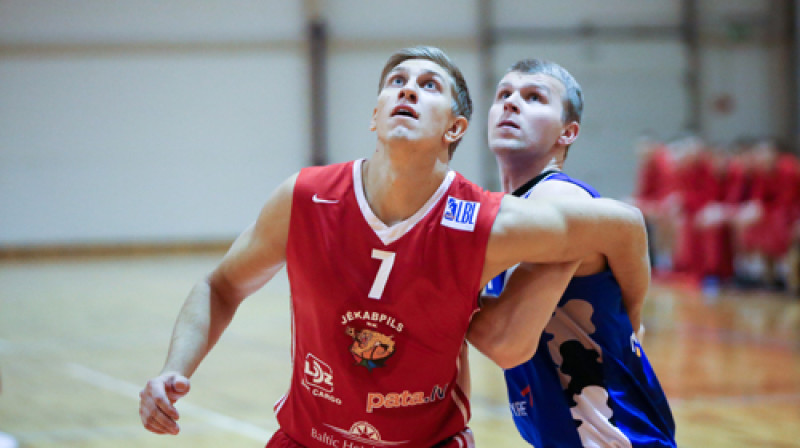 BK "Jēkabpils" leģionārs Ronaldas Rutkauskas cīņā ar ogrēnieti Lauri Mizi
Foto: Ritvars Raits