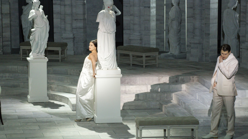 Asmika Grigrorjana un Jānis Apeinis operas „Manona Lesko” iestudējumā. 
Foto: Jānis Deinats