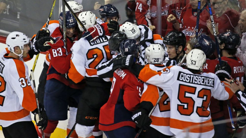 Vašingtonas "Capitals" un Filadelfijas "Flyers" kopā nopelnīja 56 soda minūtes
Foto: AP/Scanpix