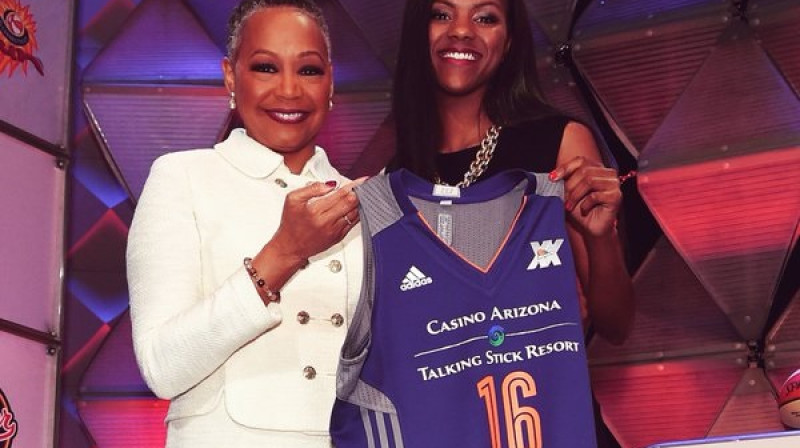 Kortnija Viljamsa ar WNBA prezidenti Lizu Bordersu (Lisa Borders)
Foto: WNBA