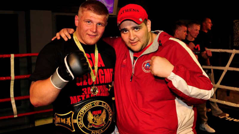 Oļegs Jemeļjanovs (no kreisās) kopā ar savu treneri Manvelu Isadžanjanu
Foto: Uģis Grantiņš