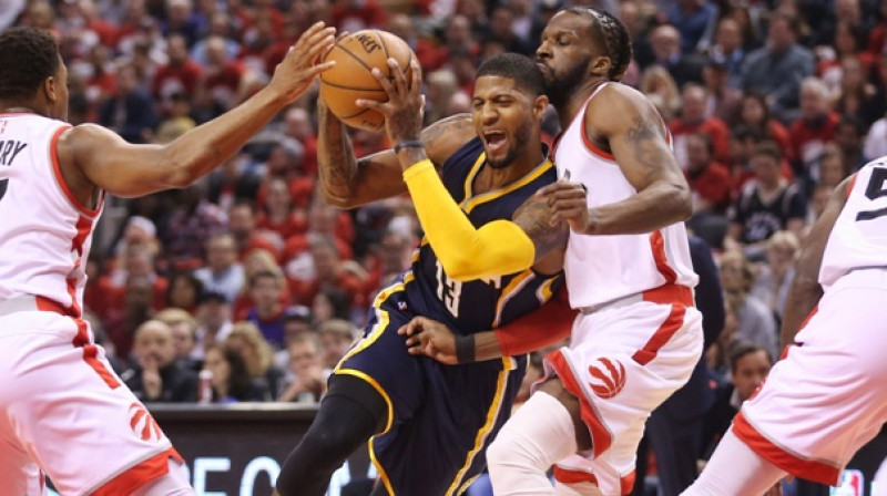 Pols Džordžs "Raptors" spēlētāju ielenkumā
Foto: AFP/Scanpix