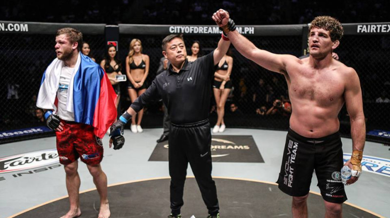 Bens Askrens (no labās) uzvarā pār Nikolaju Aļeksahinu
Foto: sherdog.com