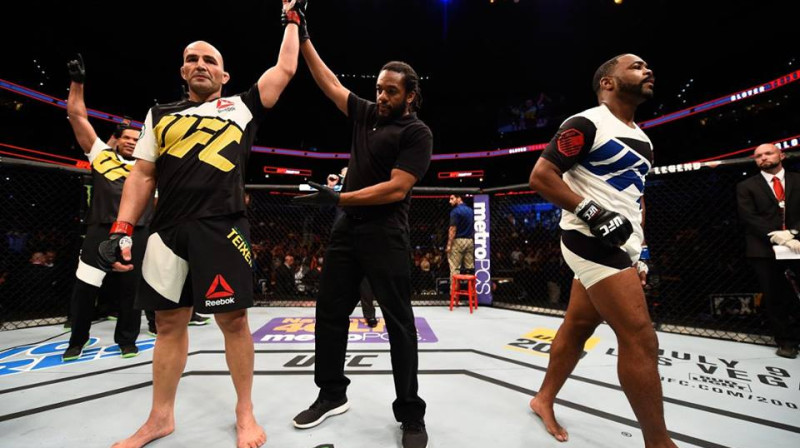 Glovers Teišeira (no kreisās) uzvarētāja paziņošanas brīdī pēc cīņas ar Rašadu Evansu
Foto: sherdog.com