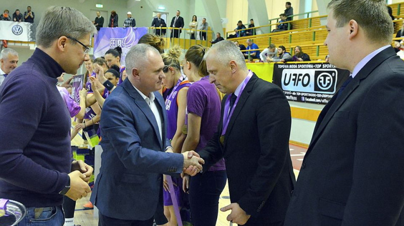 Latvijas Basketbola savienības prezidents Valdis Voins un "TTT Rīga" galvenais treneris Aigars Nerips
Foto: Romualds Vambuts