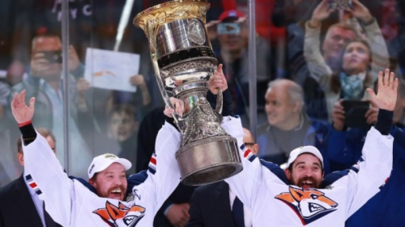 Magņitogorskas "Metallurg" ar izcīnīto trofeju
Foto: TASS/Scanpix