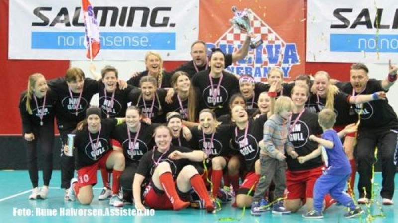 "Sveiva" ar izcīnīto Norvēģijas kausu
Foto: innebandyavisen.no