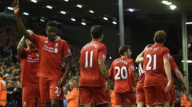 Divoks Oridži (priekšplānā) palīdzēja kaldināt "Liverpool" uzvaru ar vārtu guvumu, tomēr smagas traumas dēļ maču pabeidza priekšlaicīgi
Foto: AFP/Scanpix