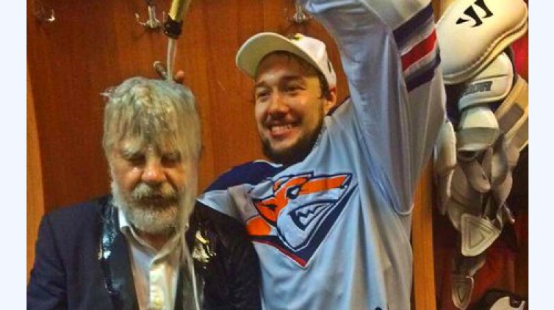 Magņitogorskas "Metallurg" valdes priekšsēdētājs Genādijs Veļičkins saņem šampanieti 
Foto: vk.com/hcmetallurg